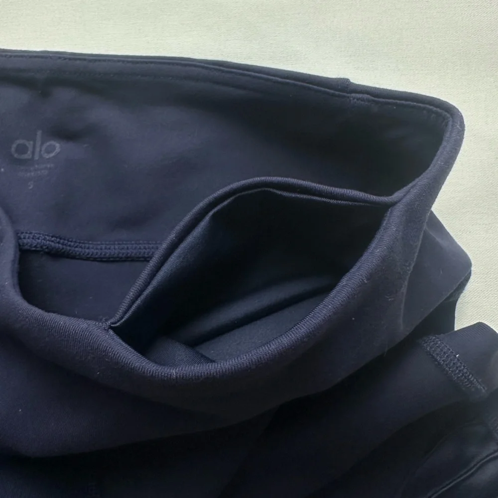 ALO navy low rise leggings. Size small